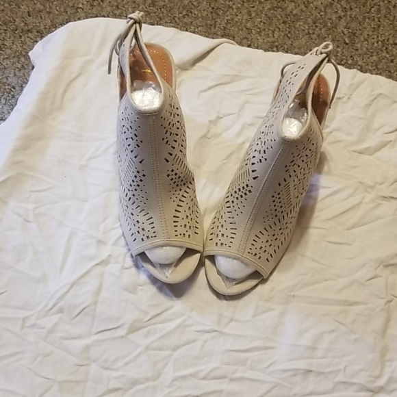 Bornibel Shoes - Beautiful New never worn chunky heel shooties